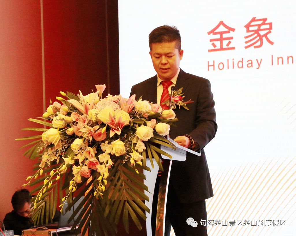 (左)与金象国际集团总裁朱浒(右)共同签约△ hba香港分公司董事长合伙