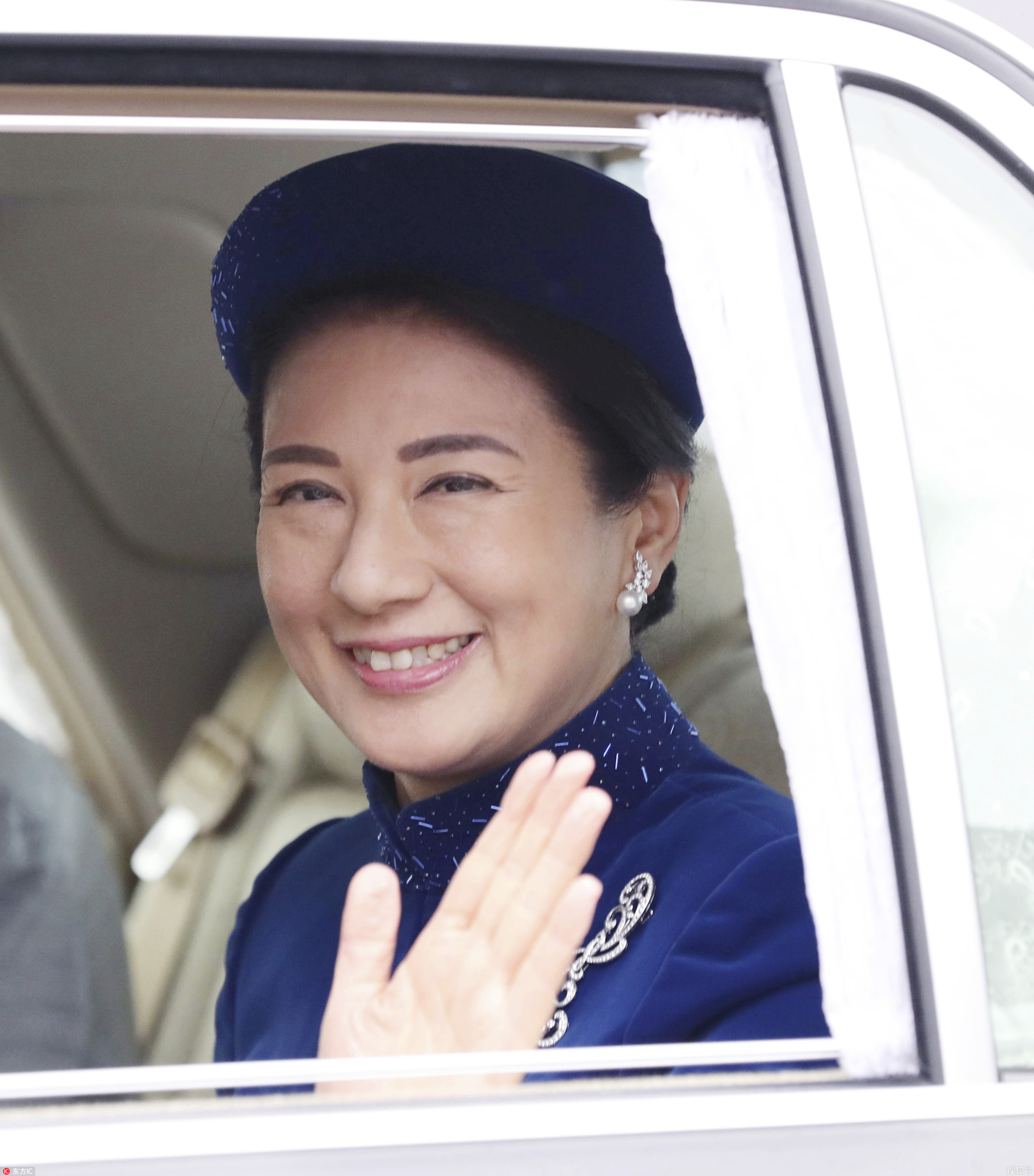 日本天皇庆祝在位最后的生日 携家人接受民众祝福