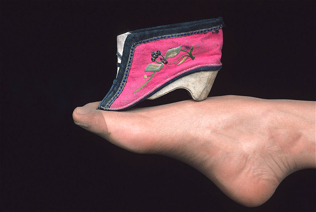 1/9中国古代曾以女子脚娇小为美,因而出现了以三寸金莲为标准的奇特