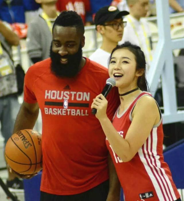 身材最好nba主持!張曼源穿聖誕裝上圍搶鏡,曾讓詹皇也緊握拳頭