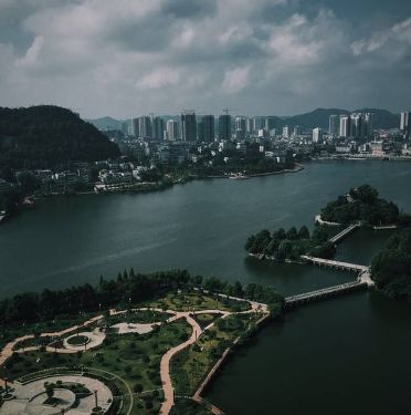 安順虹山湖山體公園內疑似有情侶在此拍拍內衣物隨處亂扔亂掛響形象