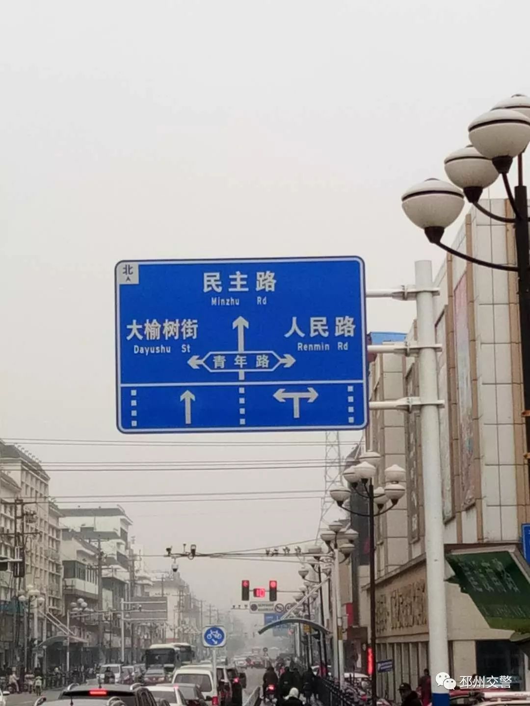 以前左側車道是左轉專用車道,右側車道是直行加右轉.