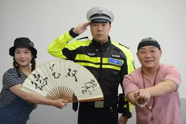 成都斜杠青年硬汉赵丁的多面人生不会玩帆船的警察不是好演员