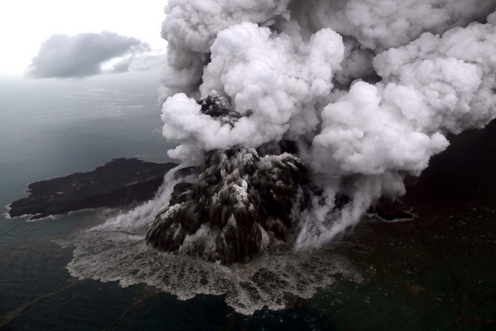 航拍喷发中的印尼喀拉喀托火山