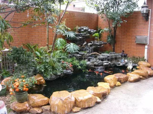 家中院子像这样来设计鱼池往下三代都能富贵有余