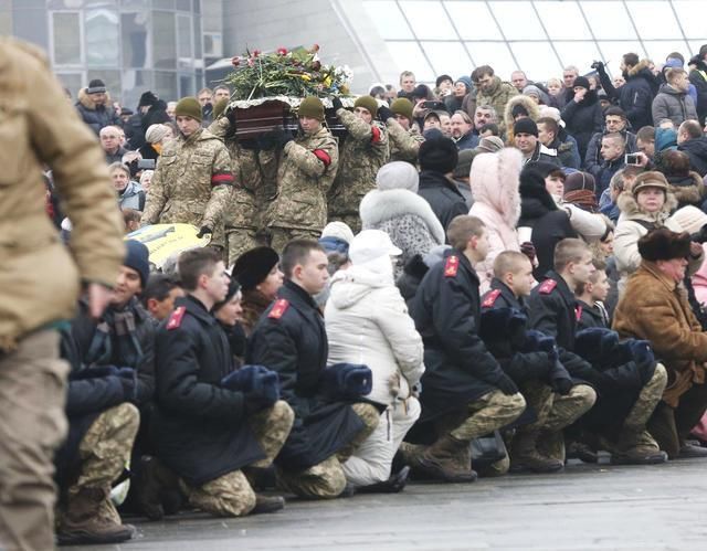 最沉重的迎接乌克兰士兵遗体回国民众当街跪成一片