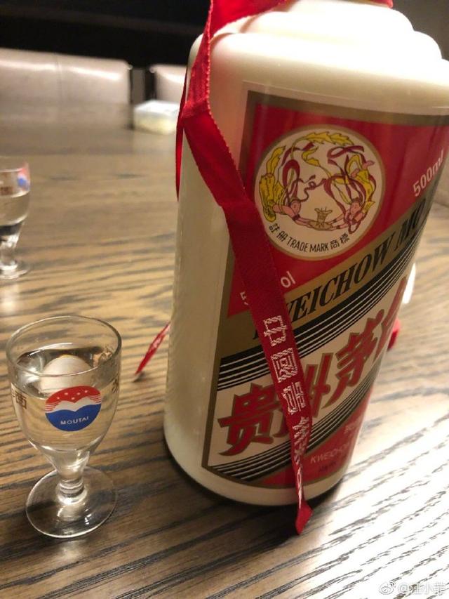 网友见此场景,纷纷调侃汪小菲自己喝酒还倒两杯,本尊表示这样的做法是