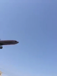 飞机挥翅膀gif图片