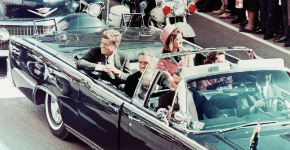 美国前总统肯尼迪遇刺罕见彩照,凶手开三枪成功射杀车内的肯尼迪