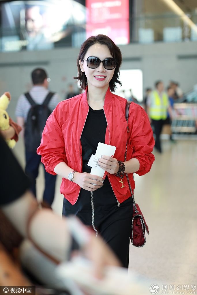 陈数红色夹克配黑色长裙 图片来源:98765/视觉中国