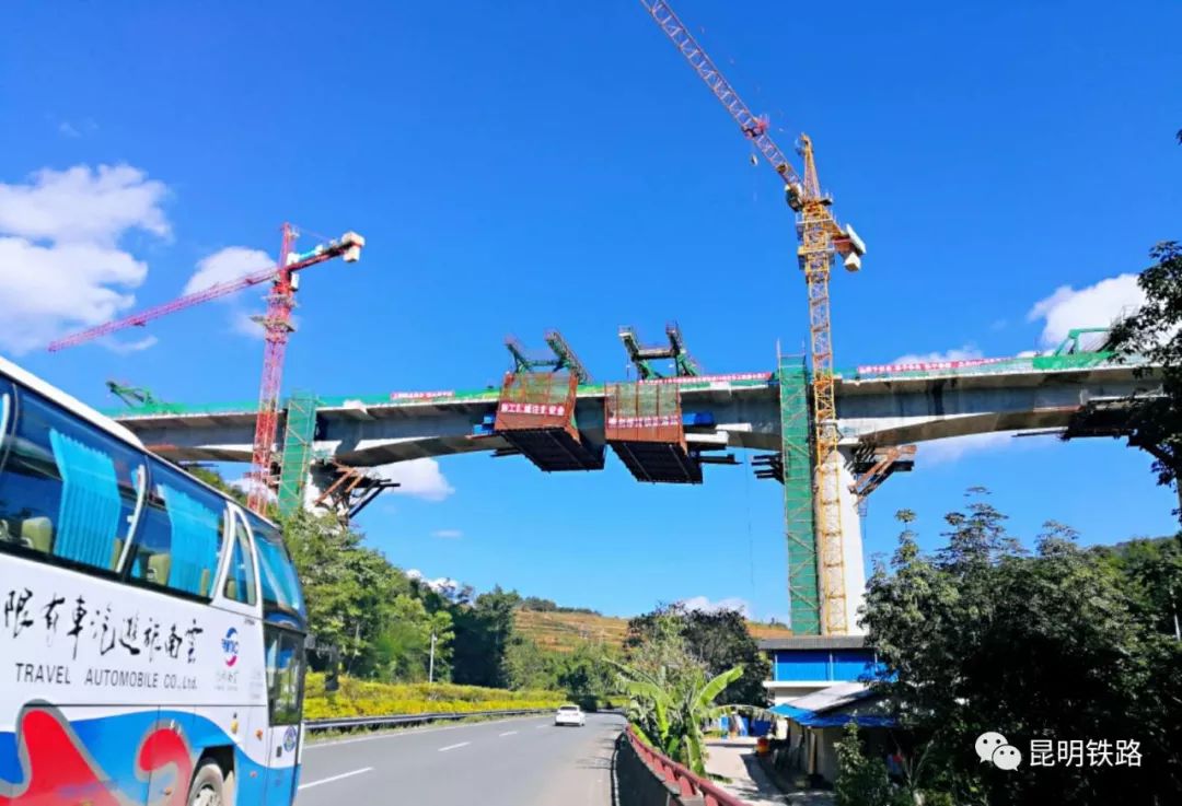 玉磨鐵路一橋跨兩路關坪雙線大橋合龍