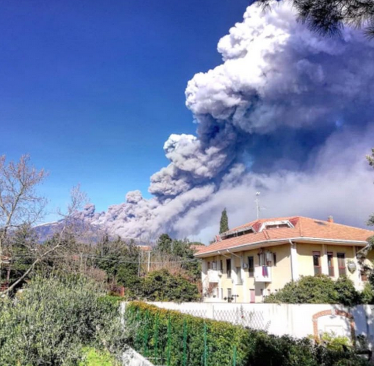 地震活動異常強烈 埃特納火山是意大利三座活火山中最大的一座