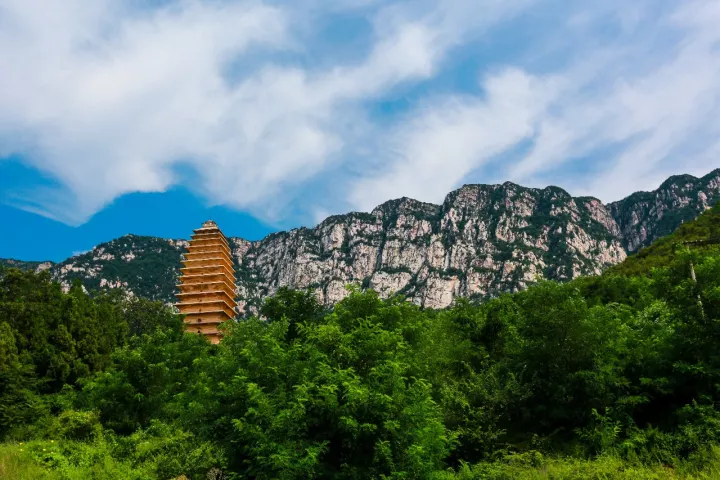 太室山與嵩嶽寺塔遠眺少室山 |它不算浩渺磅礴,長不過60餘千米,以少林