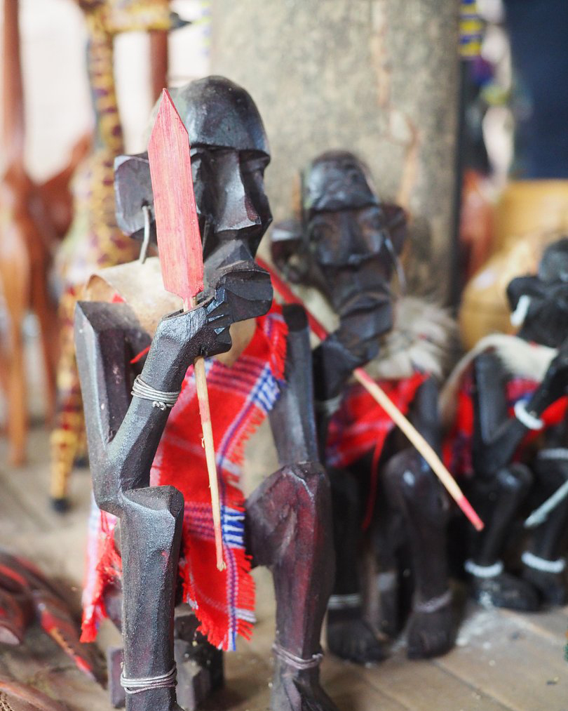 坦桑尼亚盛产的黑心木头非洲旅行最佳纪念品