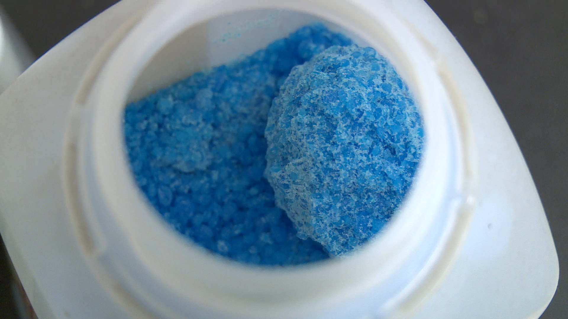 固体成蓝色,无味,易溶于水,溶解后水溶液呈无色或淡蓝色