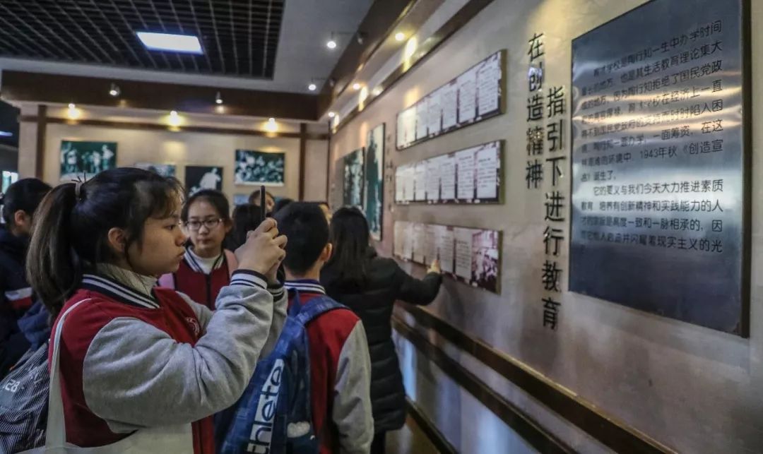 三展廳為陶行知先生生平事蹟簡介;第四展廳為育才學校校史及陶行知