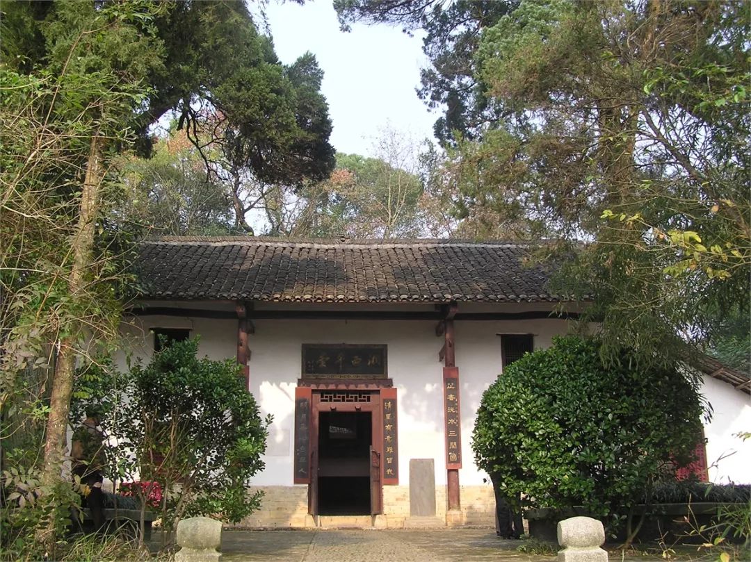 王夫之的故居湘西草堂,坐落于衡阳县曲兰乡湘西村菜塘弯,始建于清康熙