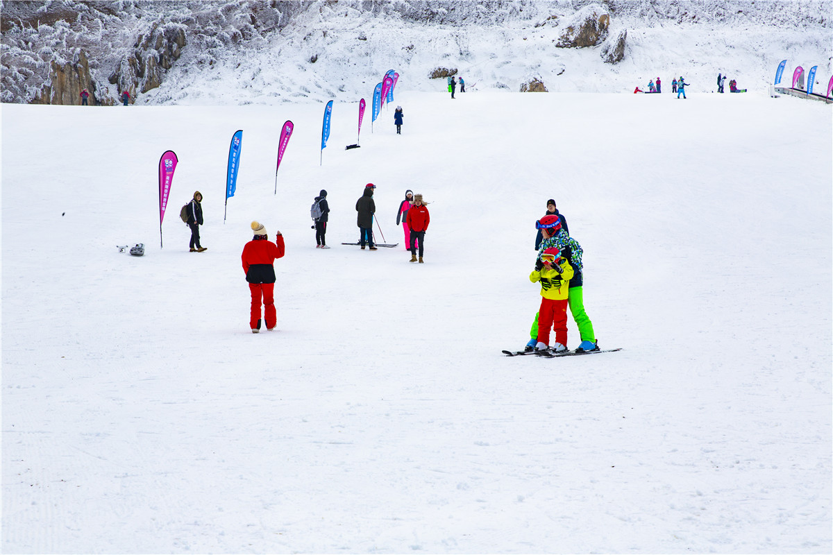 丰都南天湖国际滑雪场 首届雪地跨年电音节嗨翻天 