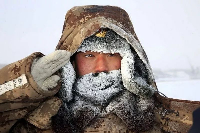 雪地里站岗的军人图片图片