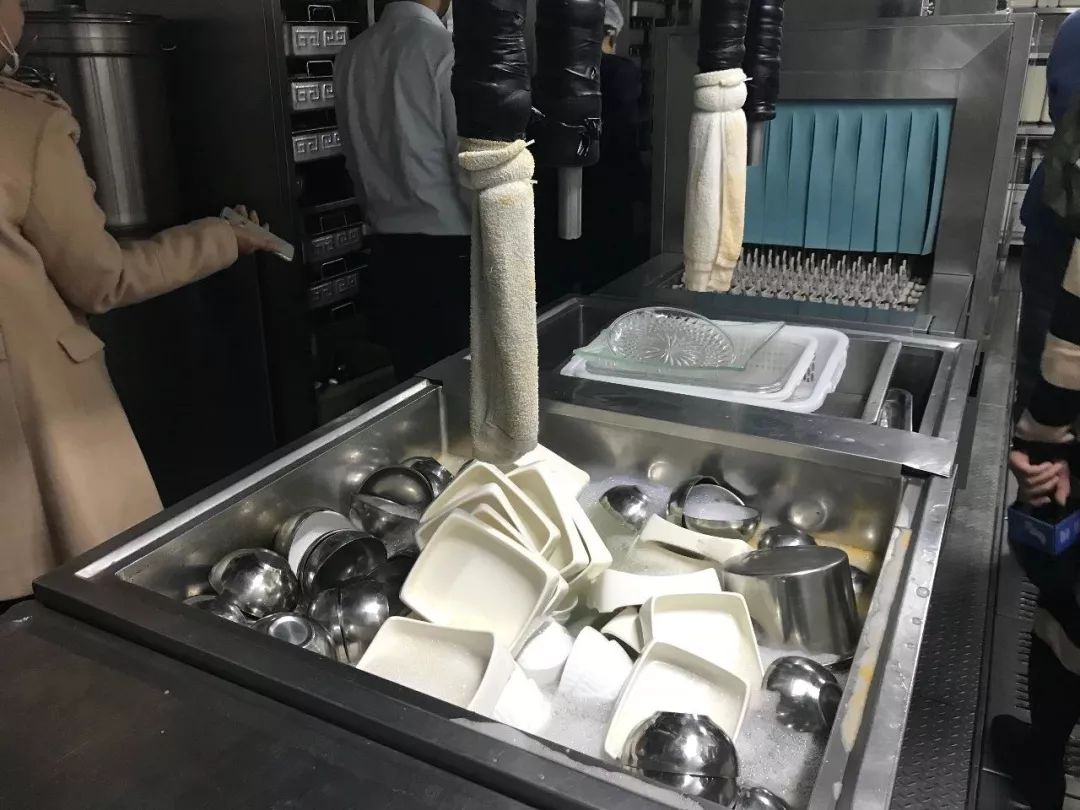 全自动洗碗设备海底捞的凉菜专间,空调温度设置符合规范(按要求必须