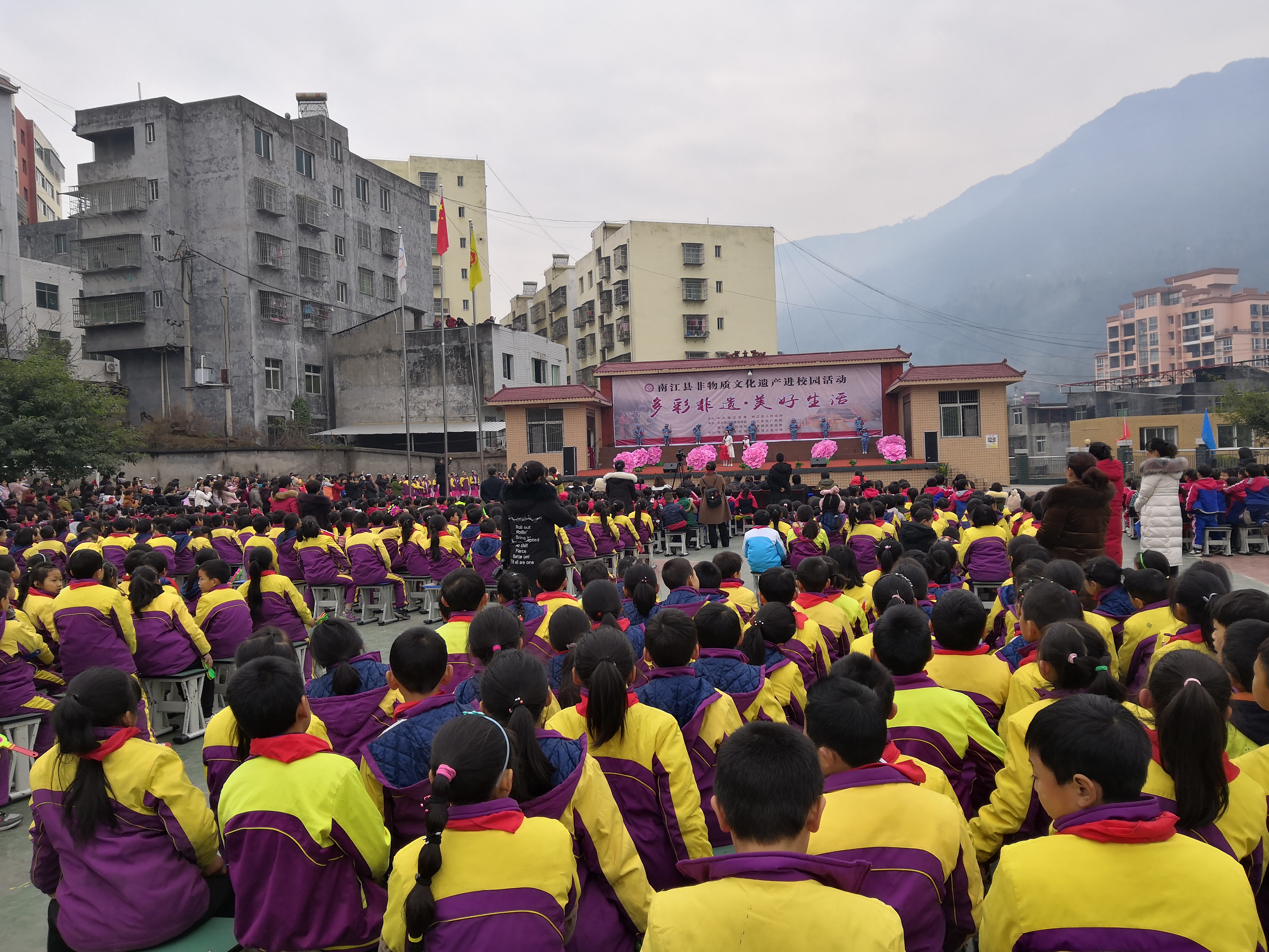 1/612月17日上午10时,四川省南江县非遗节目表演在正直小学的情景剧