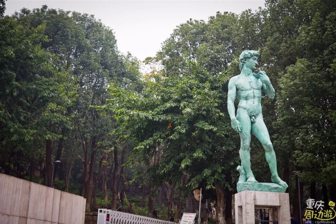 米开朗基罗广场中央的大卫很少有雕塑像大卫一样出名,这个文艺复兴