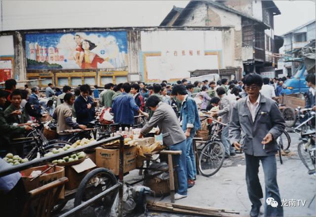 从龙南老照片看衣食住行变迁!_人们