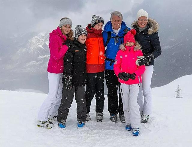 王室成员喜欢滑雪其实喜欢漂亮滑雪服戴安娜穿红色河豚装酷