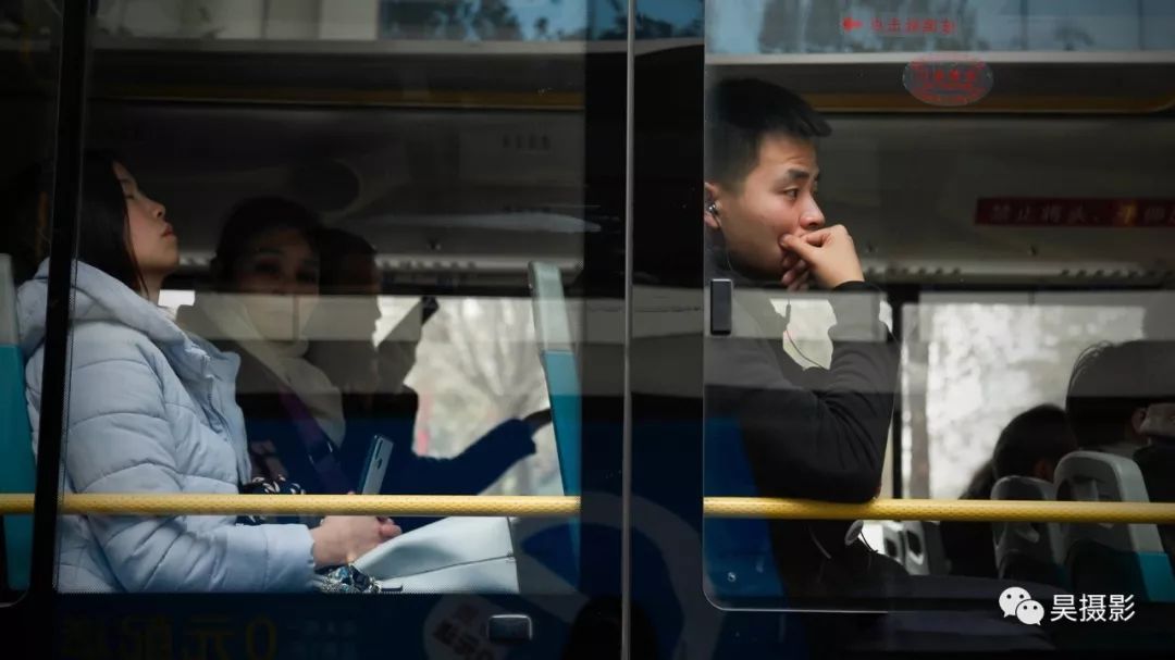 公交车窗里的人图片