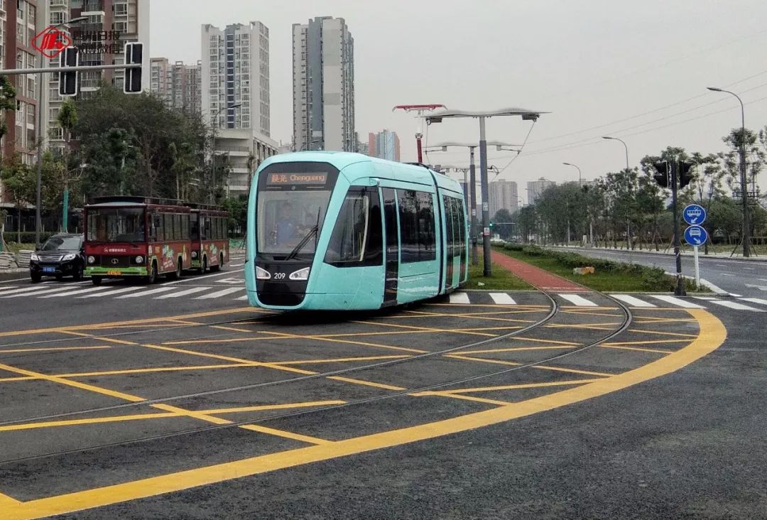 快上車成都首條有軌電車今天正式開通了