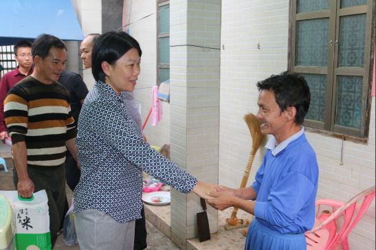 潘艳红副市长到中原镇大锡村走访慰问贫困户