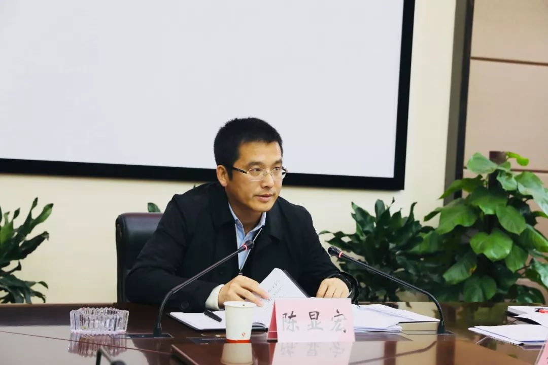 镇委副书记,镇长陈显宏,各部门和社区主要负责人等参加会议导 读