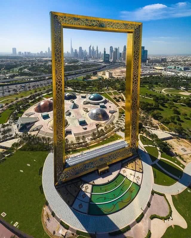 迪拜之框在zabeel公园拔地而起,镶嵌着闪闪发光的金色图案,是个纯金