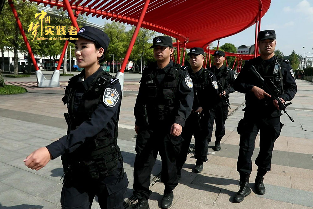 女同志会受照顾,但她们不愿做穿警服的花瓶