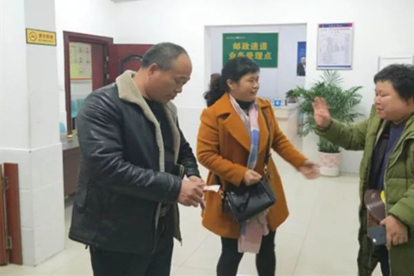 攸县法院执行员董南希一行4人前往株洲县不动产登记中心查询被执行人