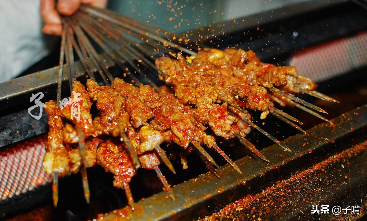 烤羊肉串3元一串,就這一把肉,兄弟倆人能喝一瓶.