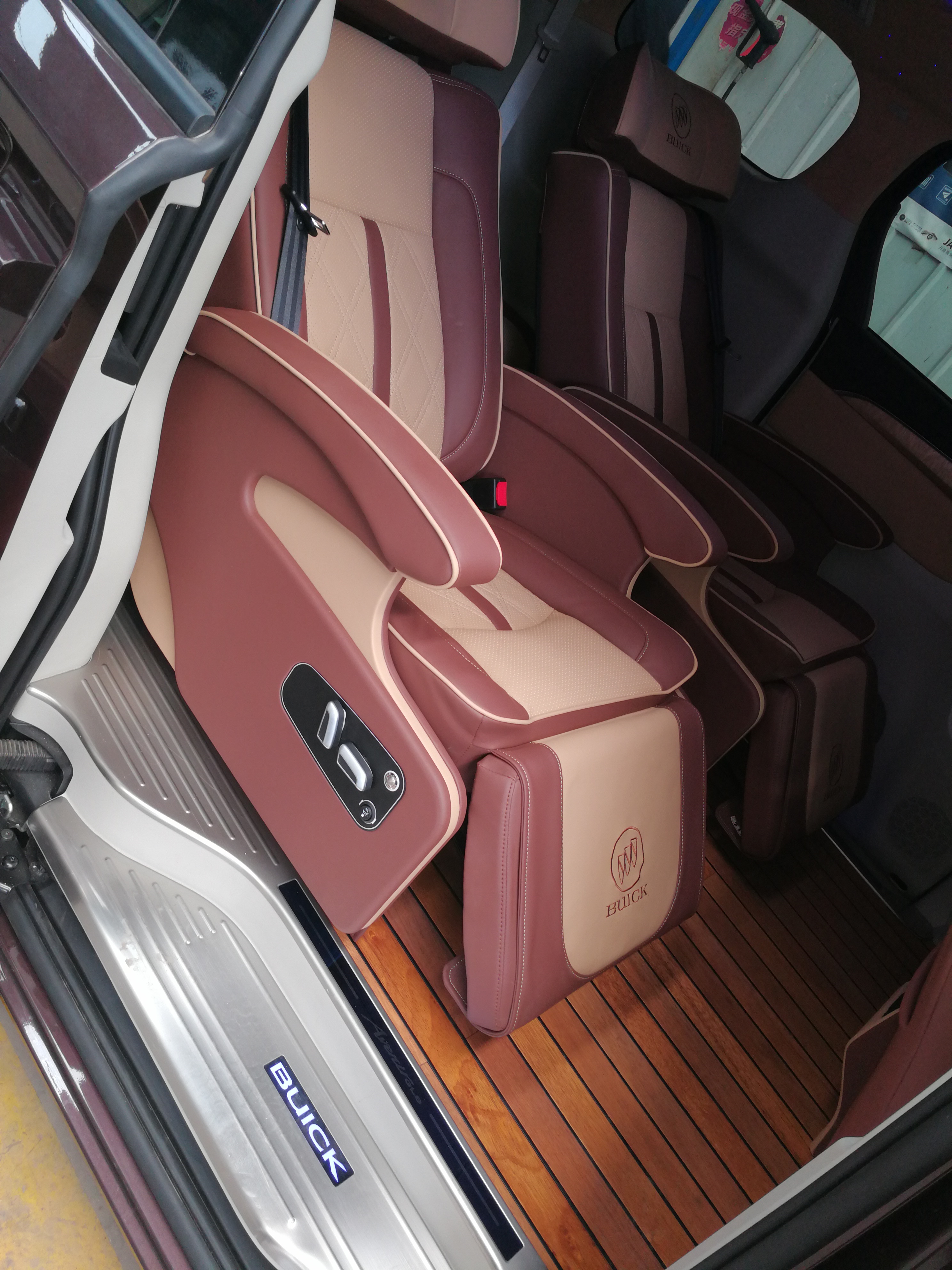 西安gl8改装 ,gl8改装航空座椅后,宾客乘坐更舒适内饰效果更豪华