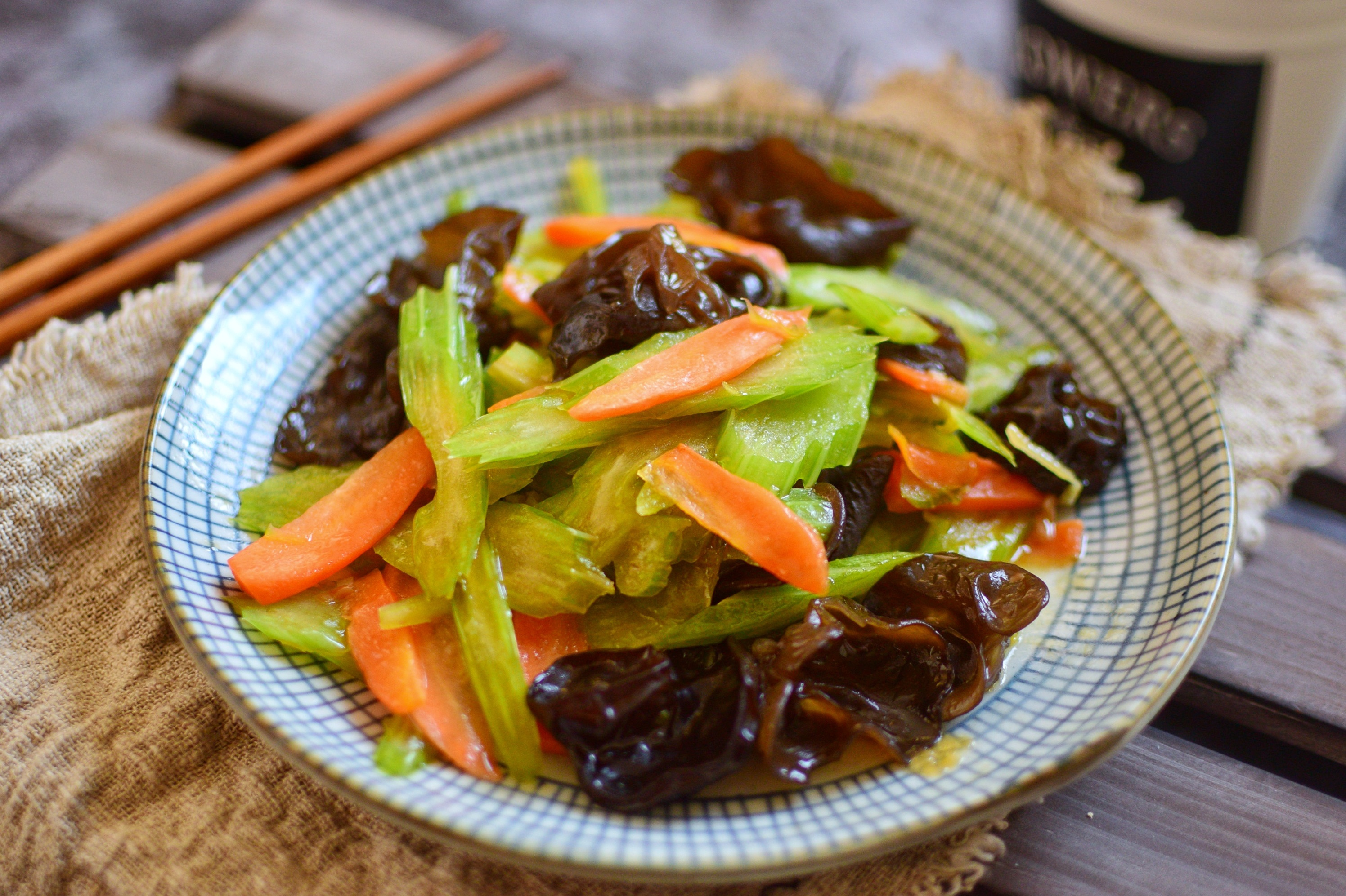 芹菜和这菜一起炒虽然没有肉但是营养翻倍对身体好老少皆宜