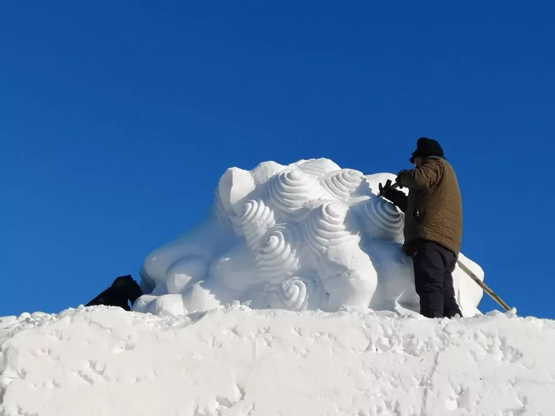 雪雕狮子图片