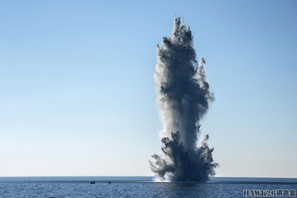 德國海軍進行掃雷演習巨大爆炸水柱見證水雷的恐怖威力