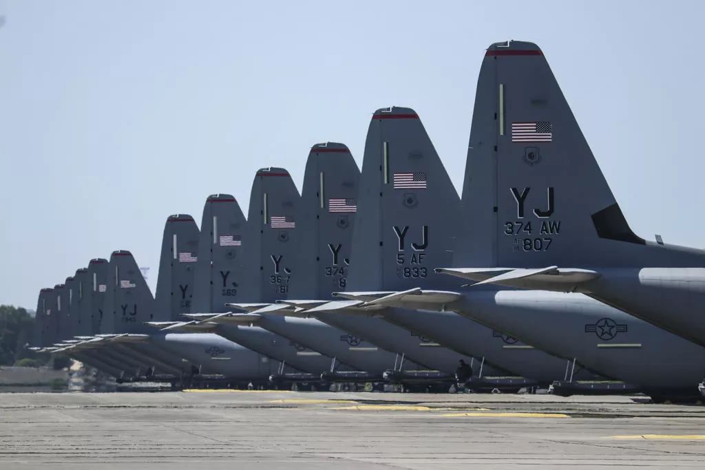 在此次大象漫步中,第36空運聯隊共出動12架c-130運輸機,3架c-12小型