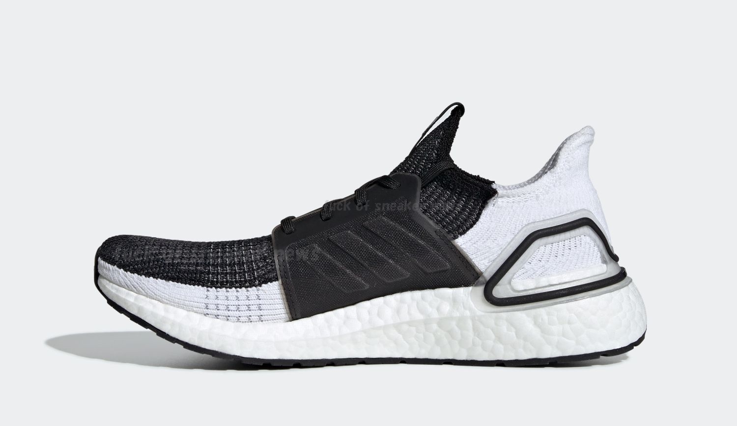 黑白配色 ultra boost 19 也是一个不错的选