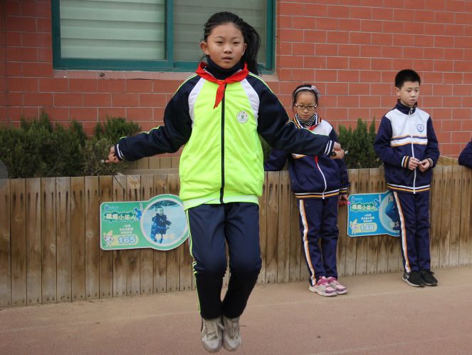 跃动童年绳舞飞扬济南市泉星小学举行第六届跳绳节活动