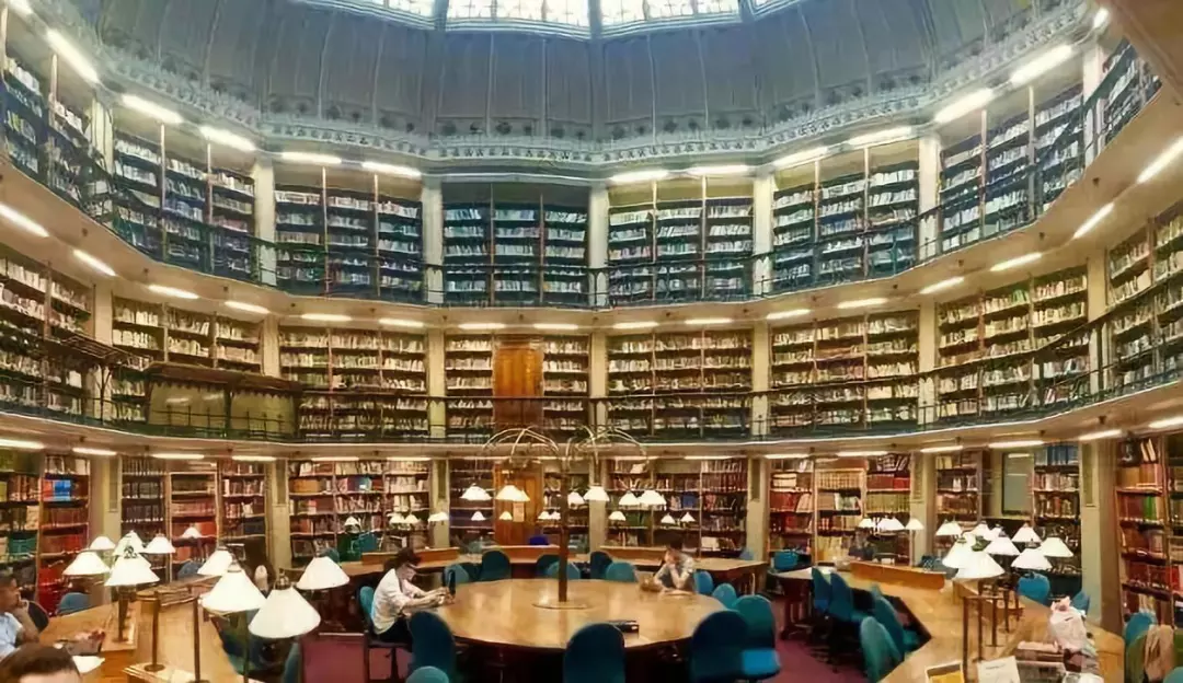 哈佛图书馆灯火通明图片