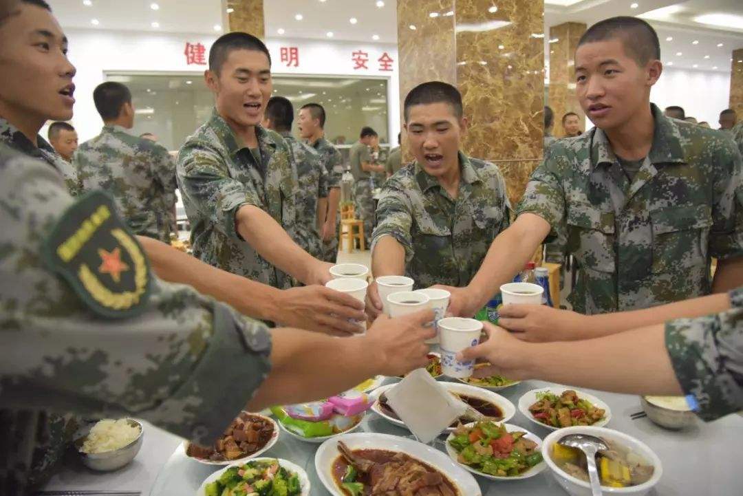 部队食堂就餐图片