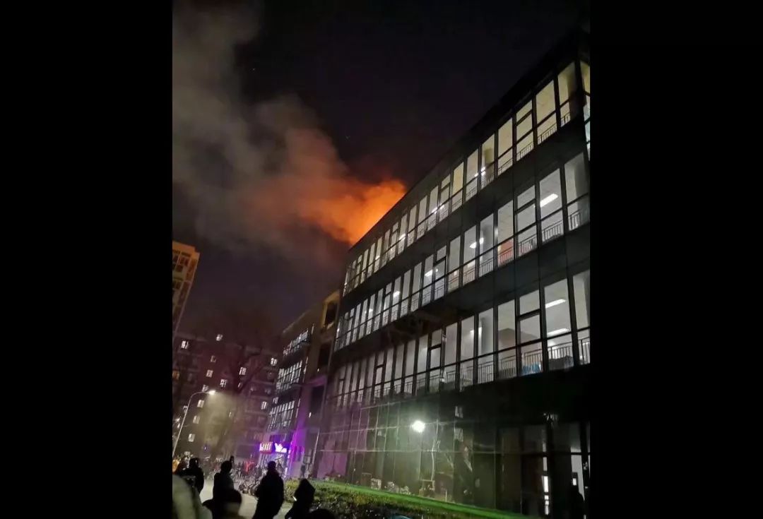 从网传的照片来看,北航食堂楼顶起火,明火的效果非常明显,可以说是