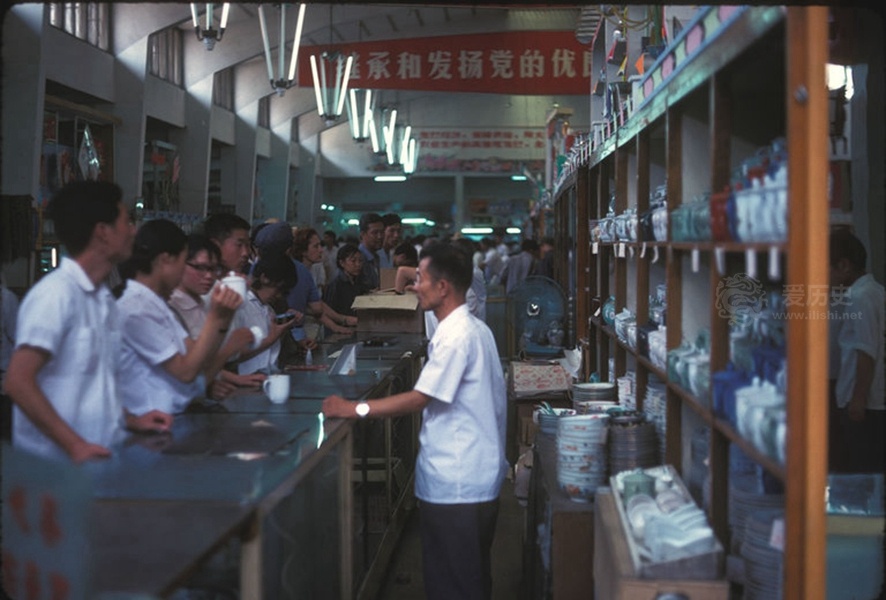 70年代生意兴隆顾客盈门的东风市场老北京购物餐饮的不二之地