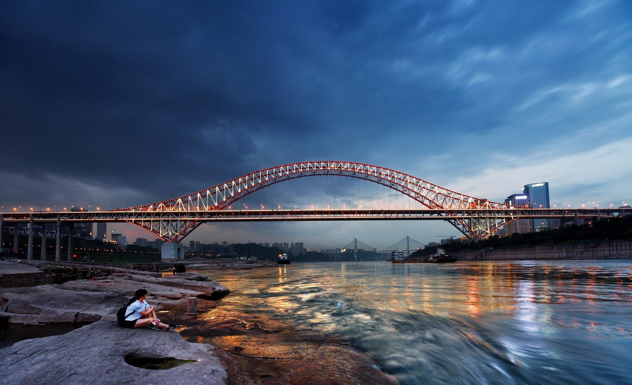 在重庆的过江大桥里面有一座世界最大的拱桥,它叫做朝天门长江大桥,于