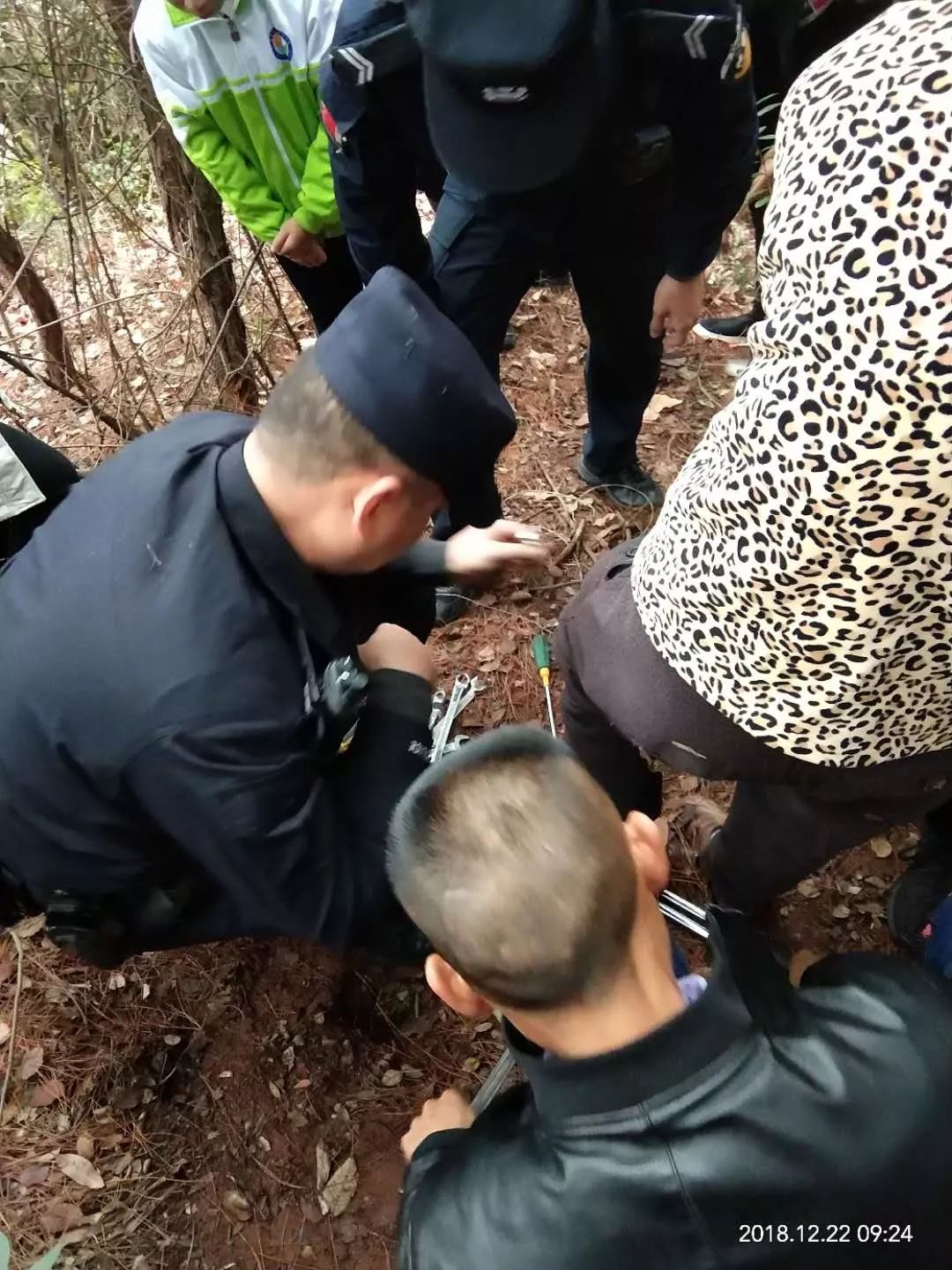 贛縣一老人在山上被野豬夾子夾住了腿無法動彈