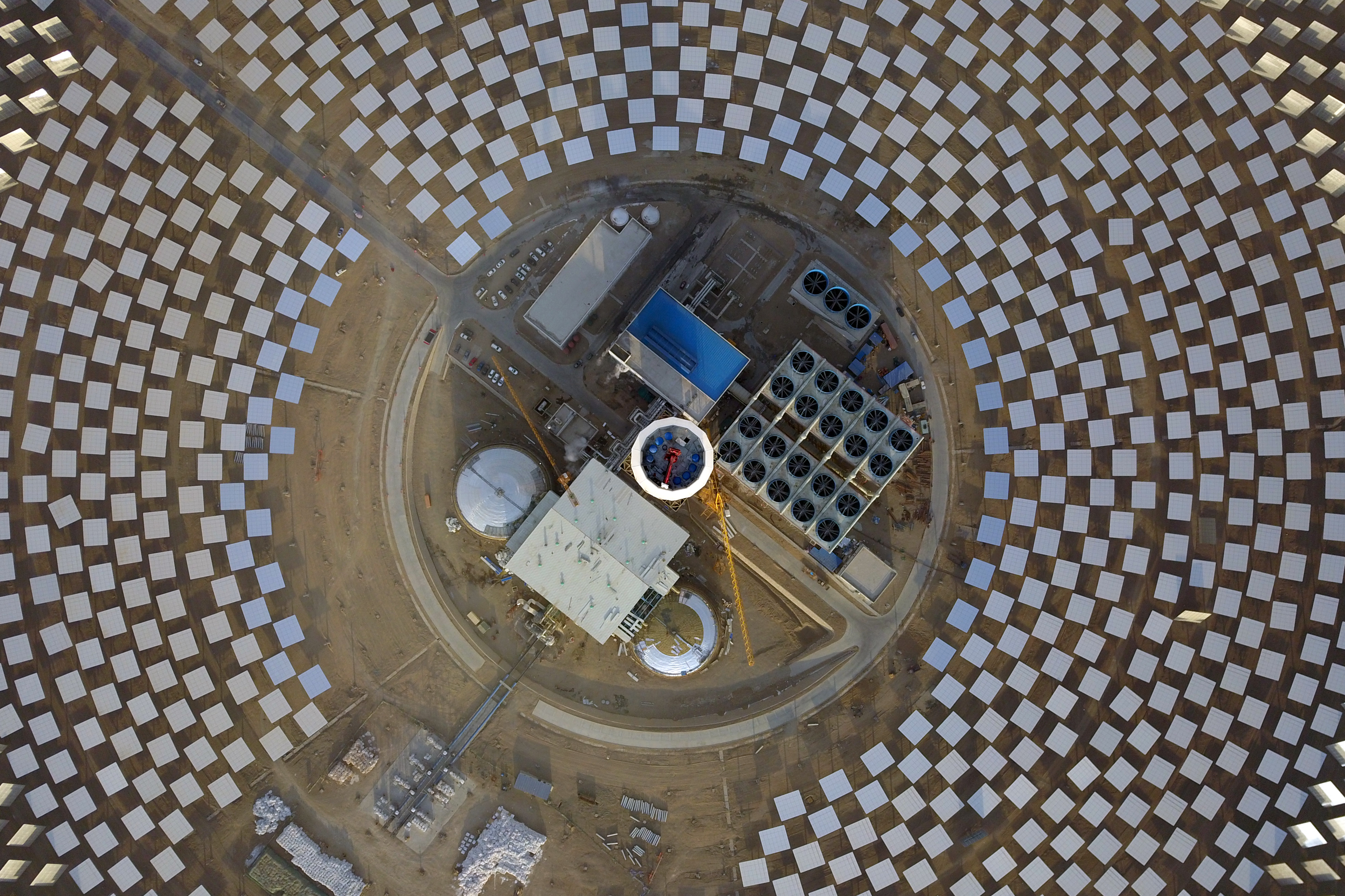 百兆瓦级熔盐塔式光热电站在敦煌建成